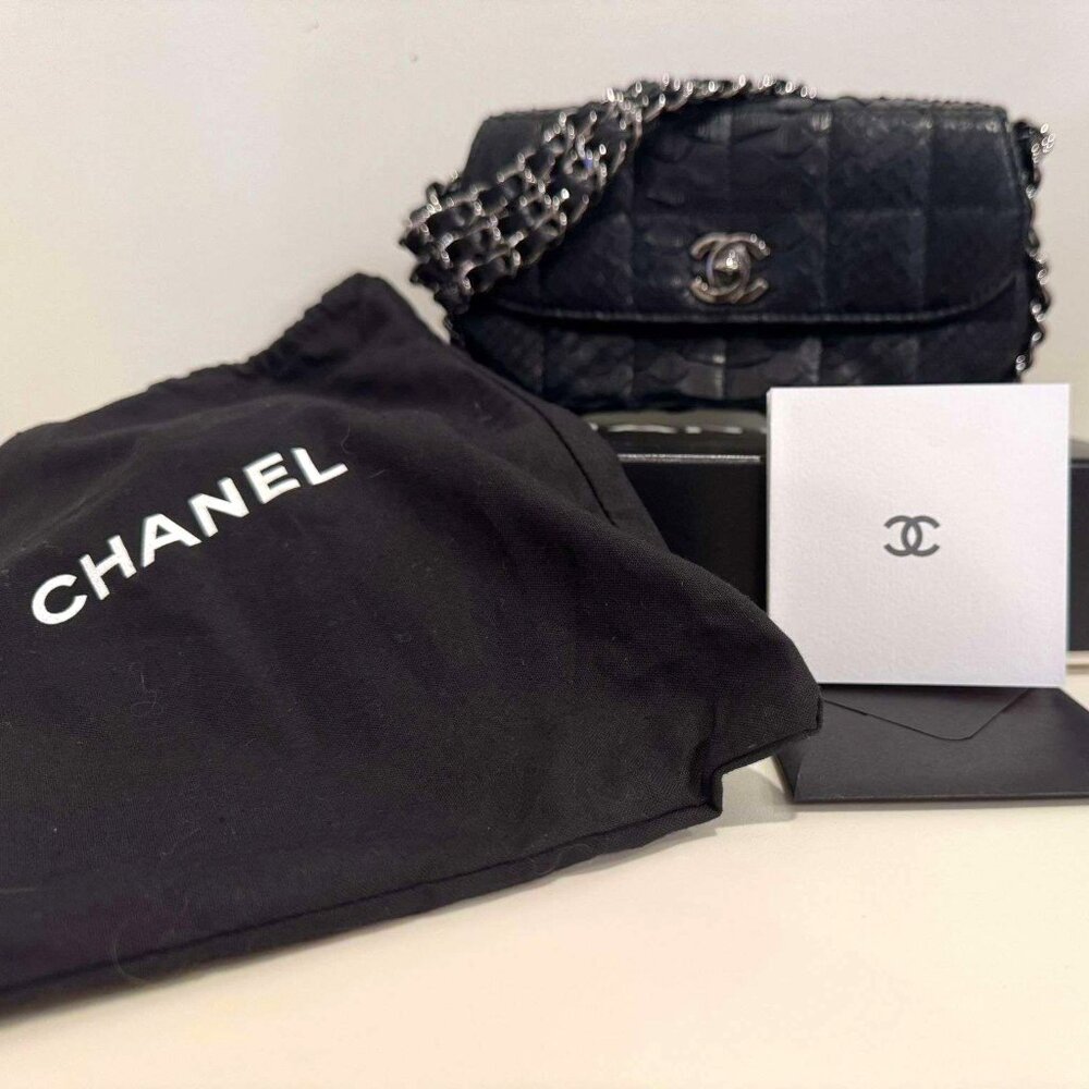 Chanel sac class rabat 94305 noir (Vintage Python)